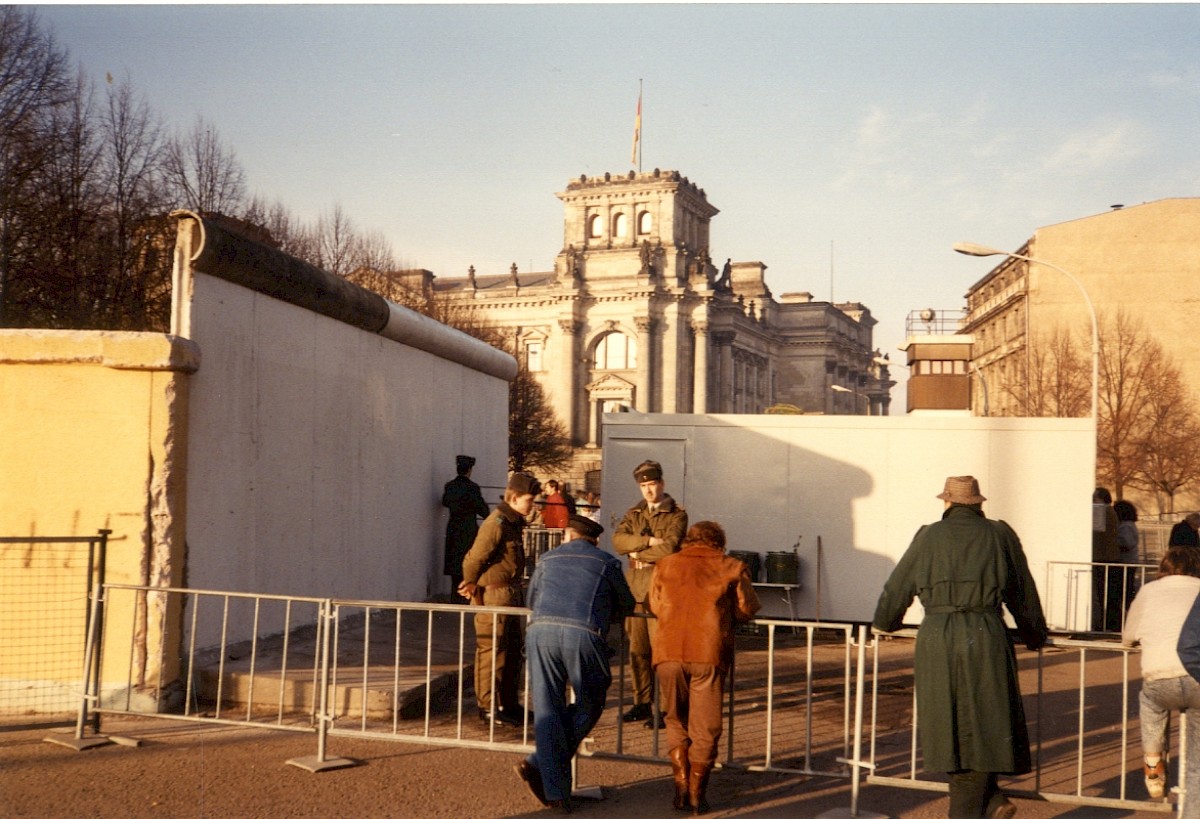Berlin, 26. Dezember 1989 – Absperrungen und PKE am provisorischen Grenzübergang zur Ausreise aus der DDR nördlich vom Brandenburger Tor (Fotograf: Monika Waack)