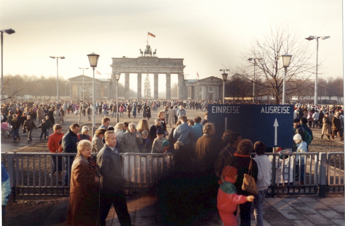Berlin, 26. Dezember 1989 – Pariser Platz und Brandenburger Tor am zweiten Weihnachtsfeiertag 1989 (Fotograf: Monika Waack)