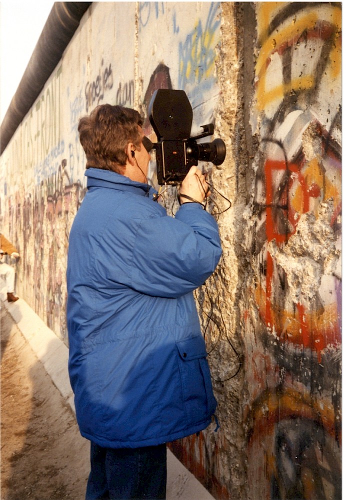 Berlin, 27. Dezember 1989 – Person filmt durch Lücke in der Grenzmauer 75 (Fotograf: Monika Waack)