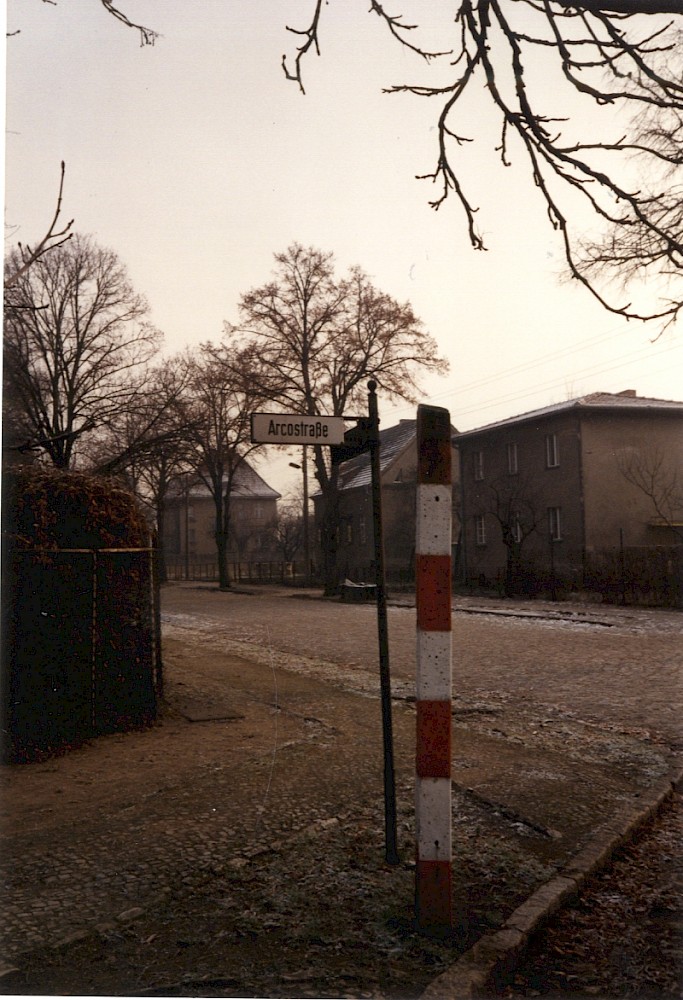 Berlin, 28. Dezember 1989 – Straßenkreuzung mit Grenzgebietspfosten in der Siedlung Mahlow-Waldblick (Fotograf: Monika Waack)