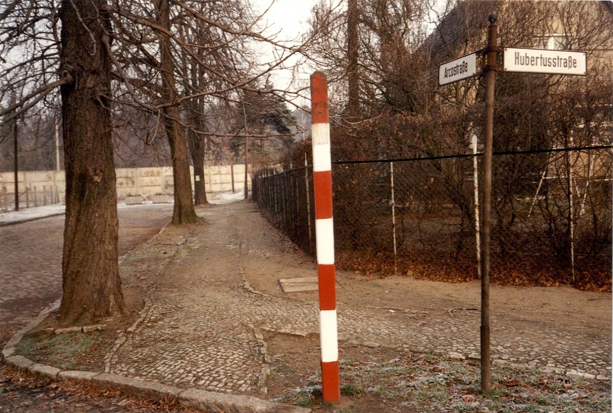 Berlin, 28. Dezember 1989 – Straßenkreuzung vor der Hinterlandmauer in der Siedlung Mahlow-Waldblick (Fotograf: Monika Waack)