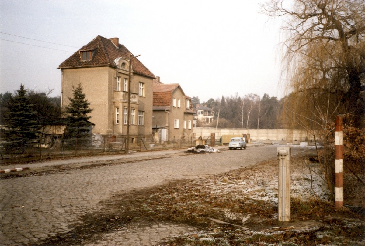 Berlin, 28. Dezember 1989 – Grenzhäuser und Hinterlandmauer in der Siedlung Mahlow Waldblick (Fotograf: Monika Waack)