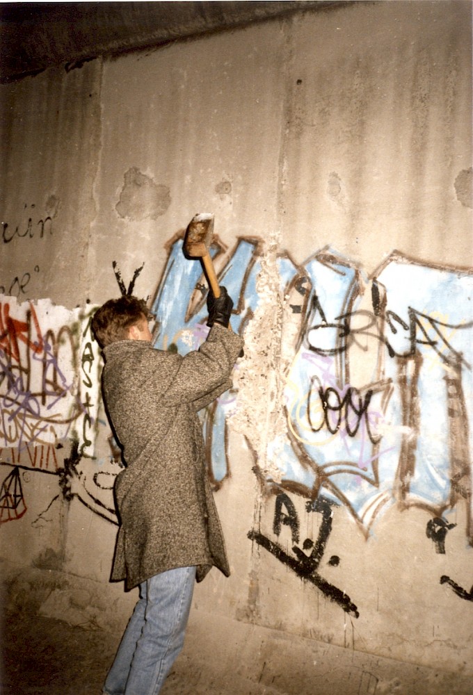 Berlin, Dezember 1989 – Mauerspecht in Lichtenrade (Fotograf: Monika Waack)