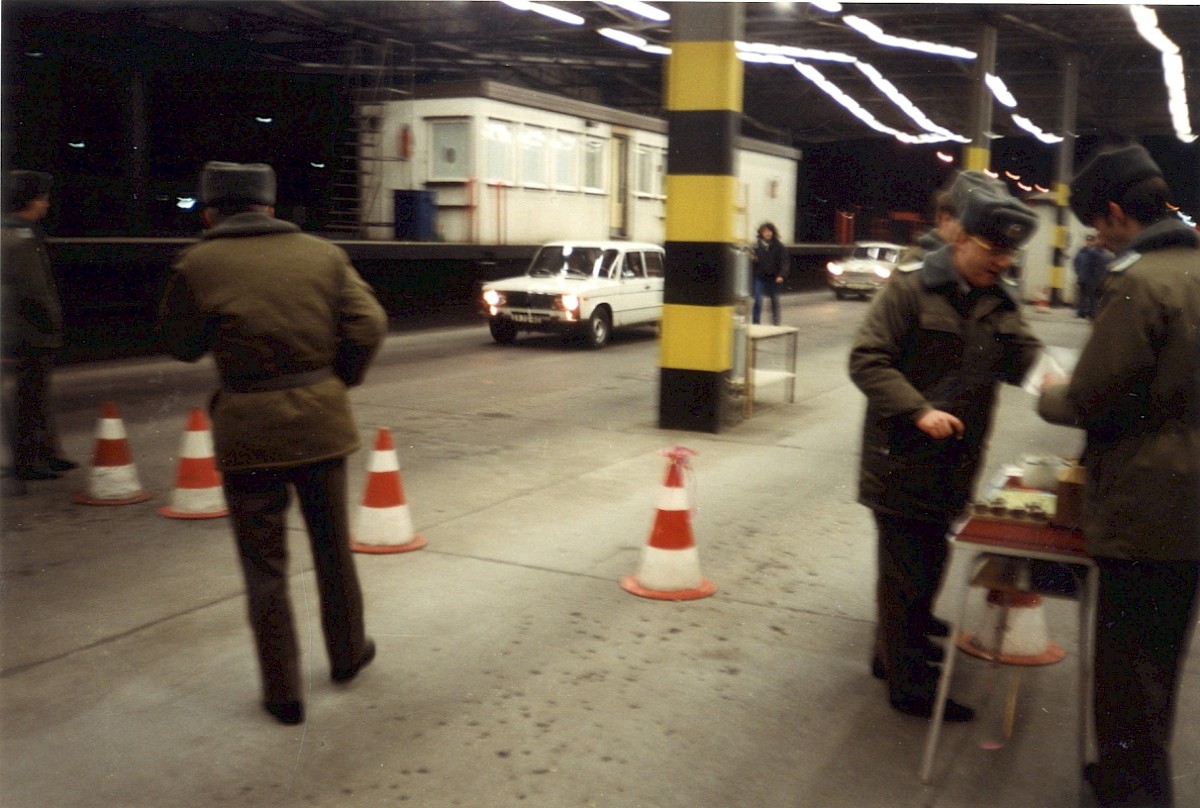 Berlin, 31. Dezember 1989 – Zollkontrolle in der Grenzübergangsstelle am Kirchhainer Damm kurz vor Mitternacht (Fotograf: Monika Waack)