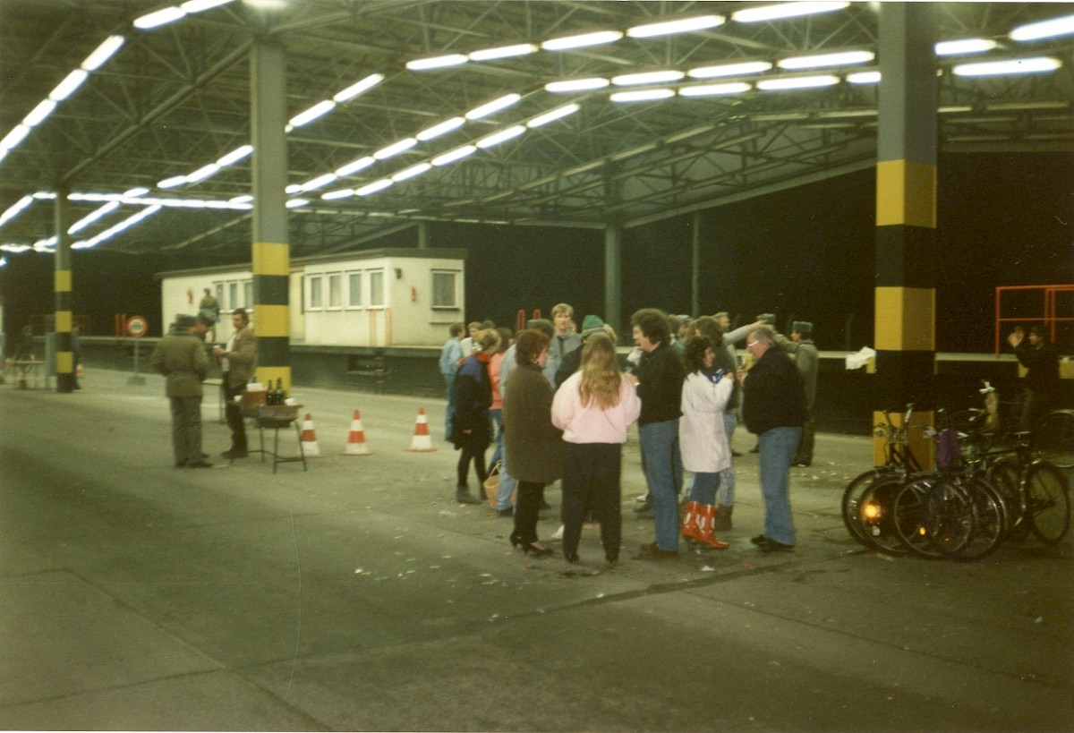 Berlin, 1. Januar 1990 – Gruppen von Menschen in der Grenzübergangsstelle Kirchhainer Damm bei der Ausreise (Fotograf: Monika Waack)