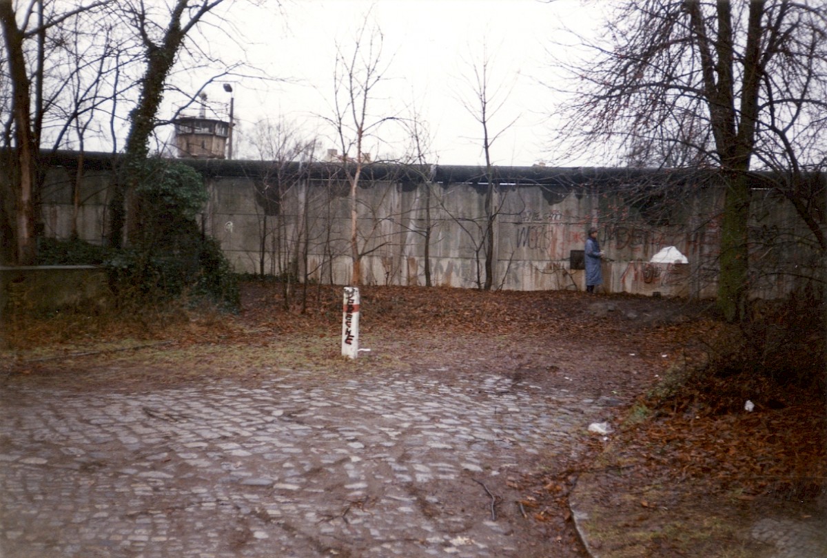 Berlin, Mitte Januar 1990 – Betonplattenmauer in Lichtenrade am Ende einer Straße (Fotograf: Monika Waack)