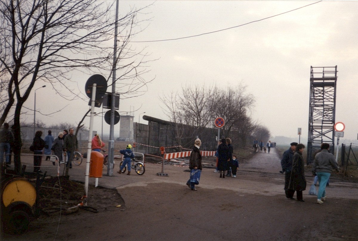 Berlin, 14. Januar 1990 – Ausflügler durchqueren die offene Mauer am provisorischen Grenzübergang Buckower Damm (Fotograf: Monika Waack)