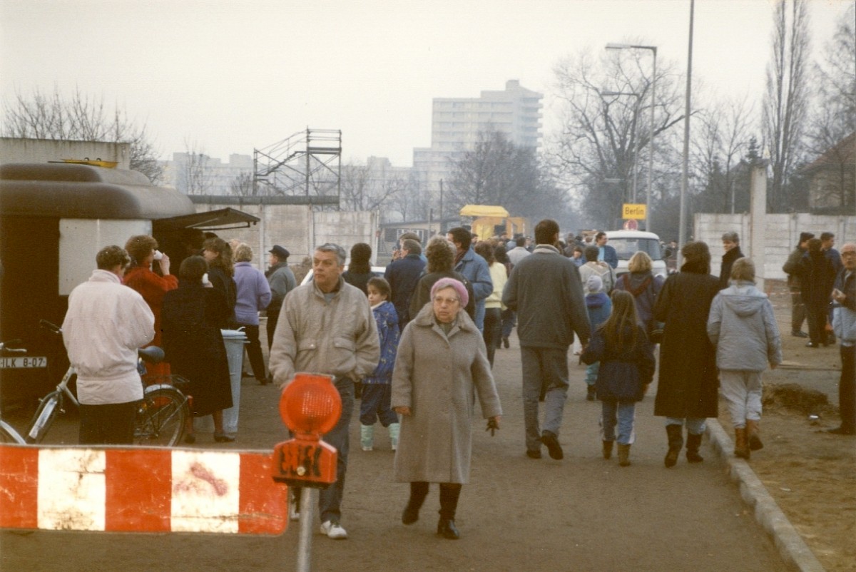 Berlin, 14. Januar 1990 – Personen durchqueren den Grenzübergang Buckower Damm nach West-Berlin (Fotograf: Monika Waack)