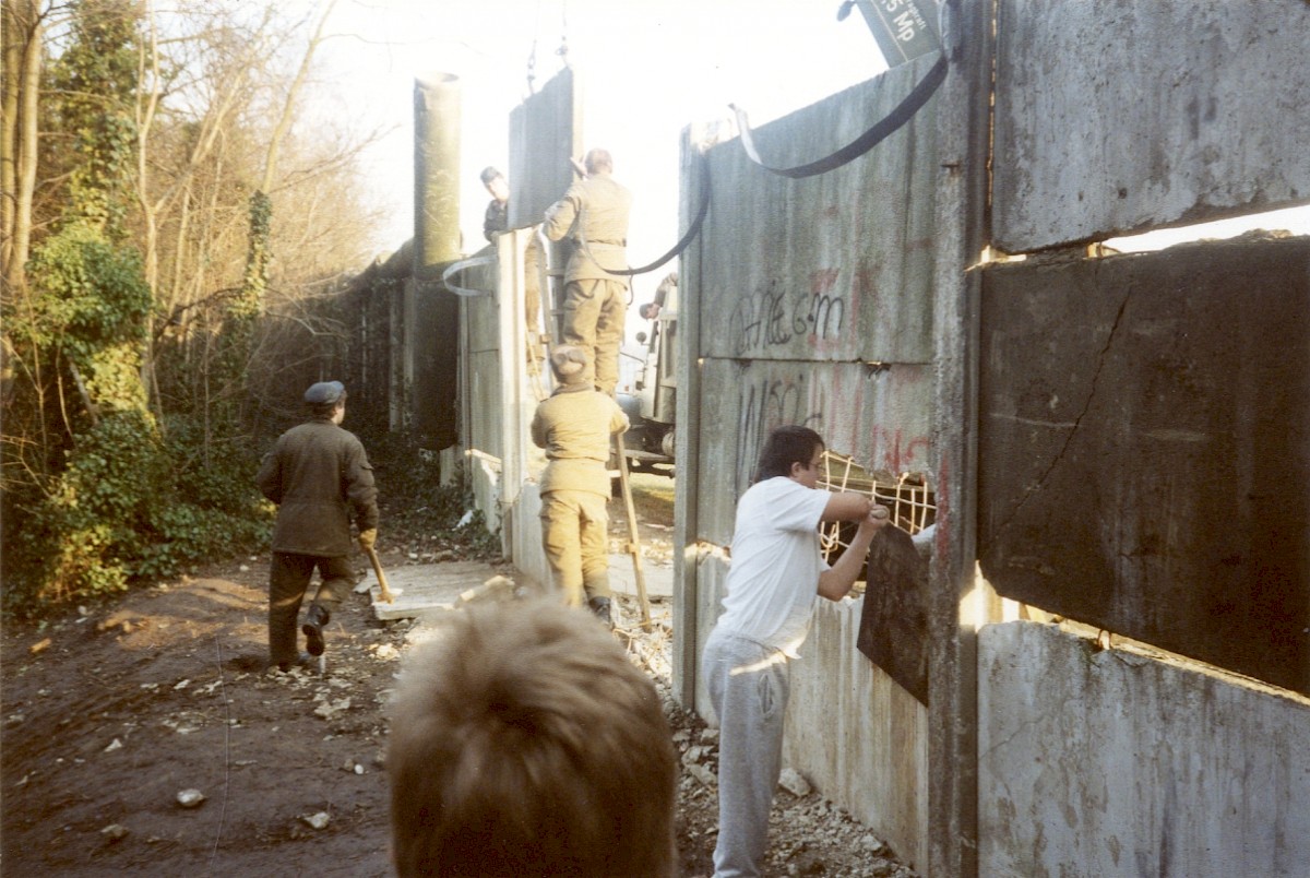Berlin, 19. Februar 1990 – Schließung von Lücken in der Betonplattenmauer in Lichtenrade durch Grenztruppen (Fotograf: Monika Waack)