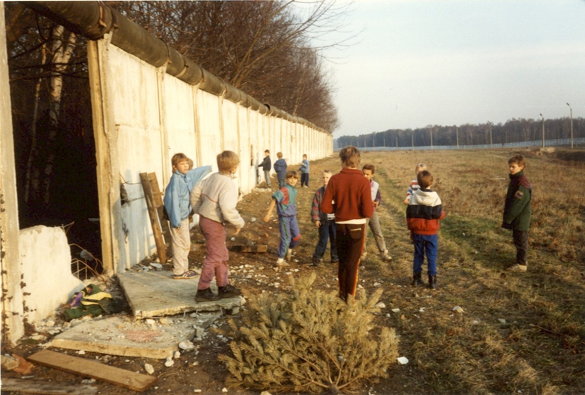 Berlin, 19. Februar 1990  – Spielende Kinder im Grenzstreifen bei Lichtenrade (Fotograf: Monika Waack)