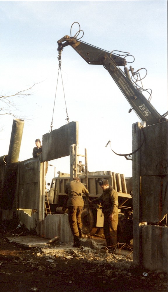 Berlin, 19. Februar 1990 – Schließung von Lücken in der Betonplattenmauer in Lichtenrade durch Grenztruppen (Fotograf: Monika Waack)