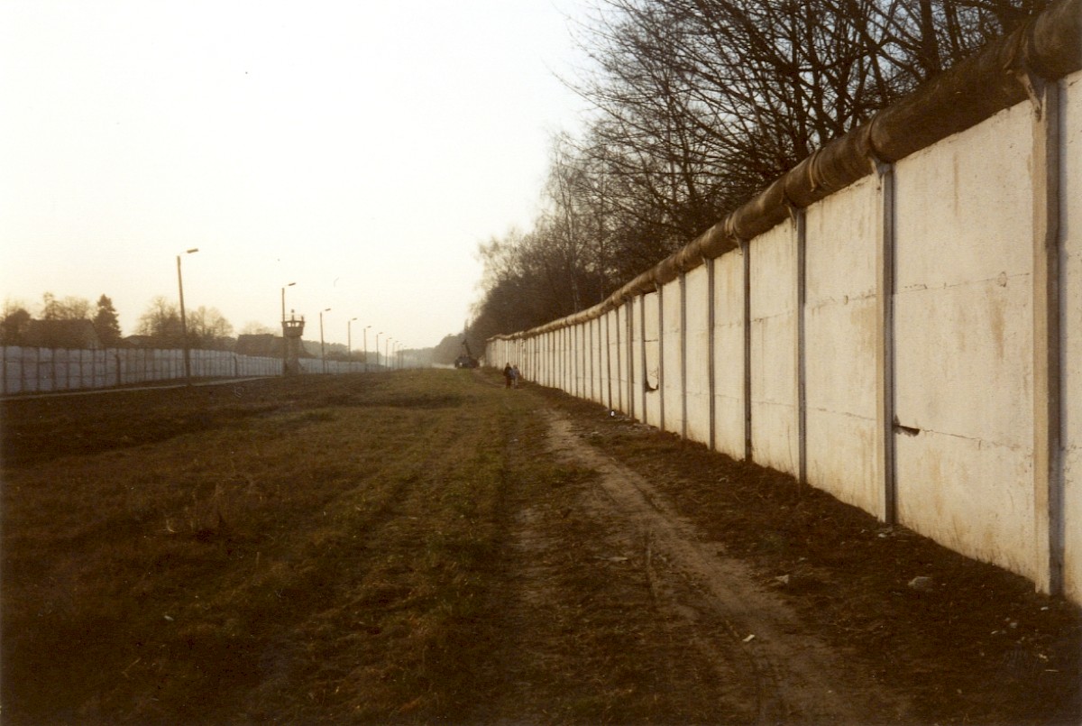 Berlin, 19. Februar 1990 – Grenzstreifen am Außenring bei Mahlow-Lichtenrade (Fotograf: Monika Waack)