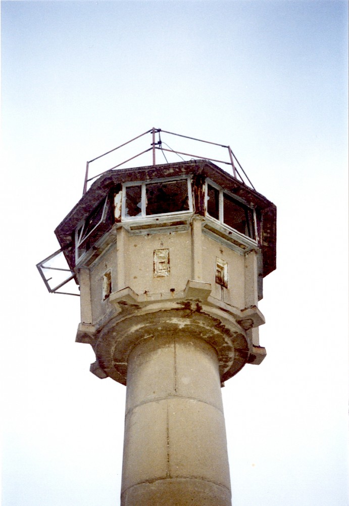 Berlin, 20. Februar 1990 – Beobachtungskanzel eines Wachturms BT-11 am Außenring bei Lichtenrade (Fotograf: Monika Waack)
