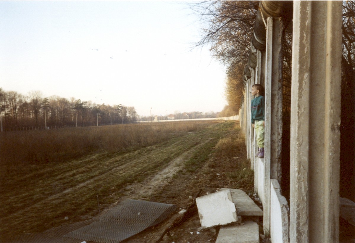 Berlin, 20. Februar 1990 – Kind in Mauerlücke in der Betonplattenmauer am Außenring bei Lichtenrade (Fotograf: Monika Waack)