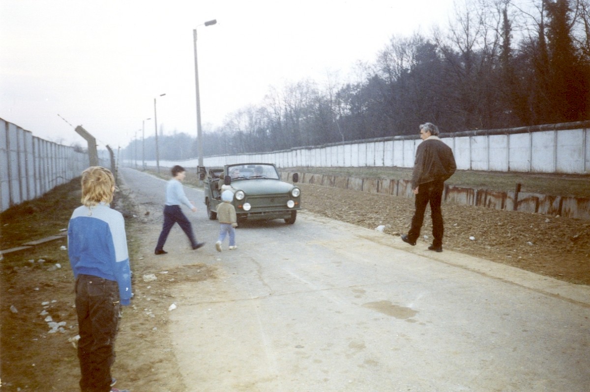 Berlin, 24. Februar 1990 – Postenweg mit Trabant Kübelwagen der Grenztruppen und mehreren Passanten im Grenzstreifen zwischen Lichtenrade und Mahlow-Waldblick (Fotograf: Monika Waack)