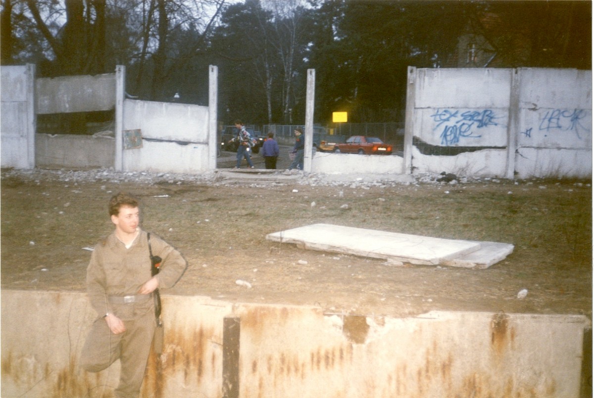 Berlin, 24. Februar 1990 – Mauerdurchbruch mit Grenzstreifen und Grenzsoldat südlich von Lichtenrade (Fotograf: Monika Waack)