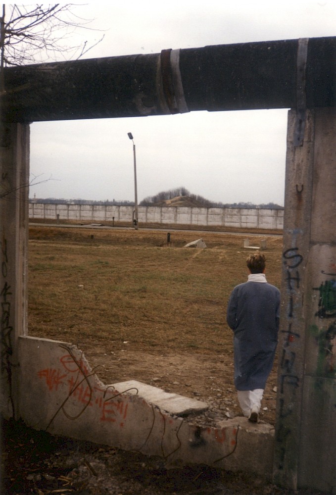 Berlin, Februar/März 1990 – Mauerbesucherin an einer Mauerlücke des Grenzstreifens bei Lichtenrande (Fotograf: Monika Waack)