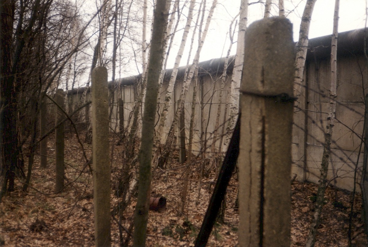 Berlin, Februar/März 1990 – Betonpfosten mit Stacheldraht auf West-Berliner Seite des Grenzstreifens (Fotograf: Monika Waack)
