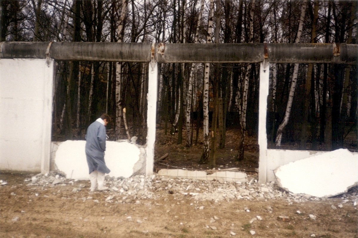 Berlin, Februar/März 1990 – Mauerlücke im Grenzstreifen am südöstlichen Rand von Lichtenrade (Fotograf: Monika Waack)