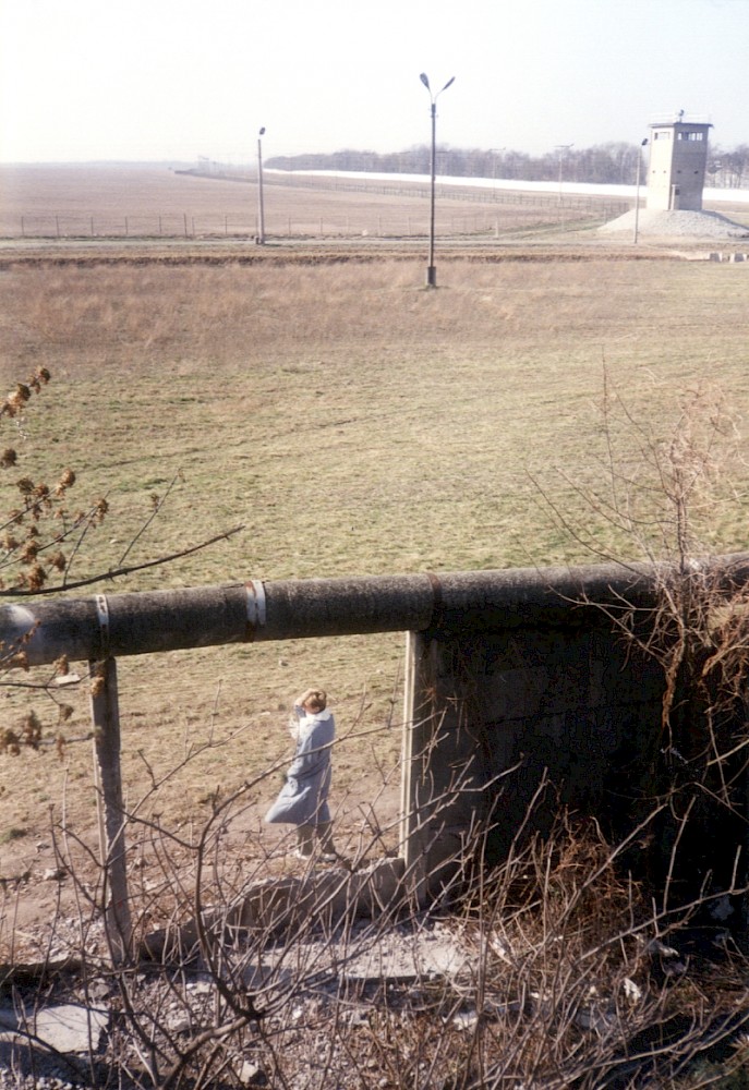 Berlin, März 1990 – Abgebrochene Betonplattenmauer und Führungsstelle im Grenzsstreifen bei Mahlow (Fotograf: Monika Waack)