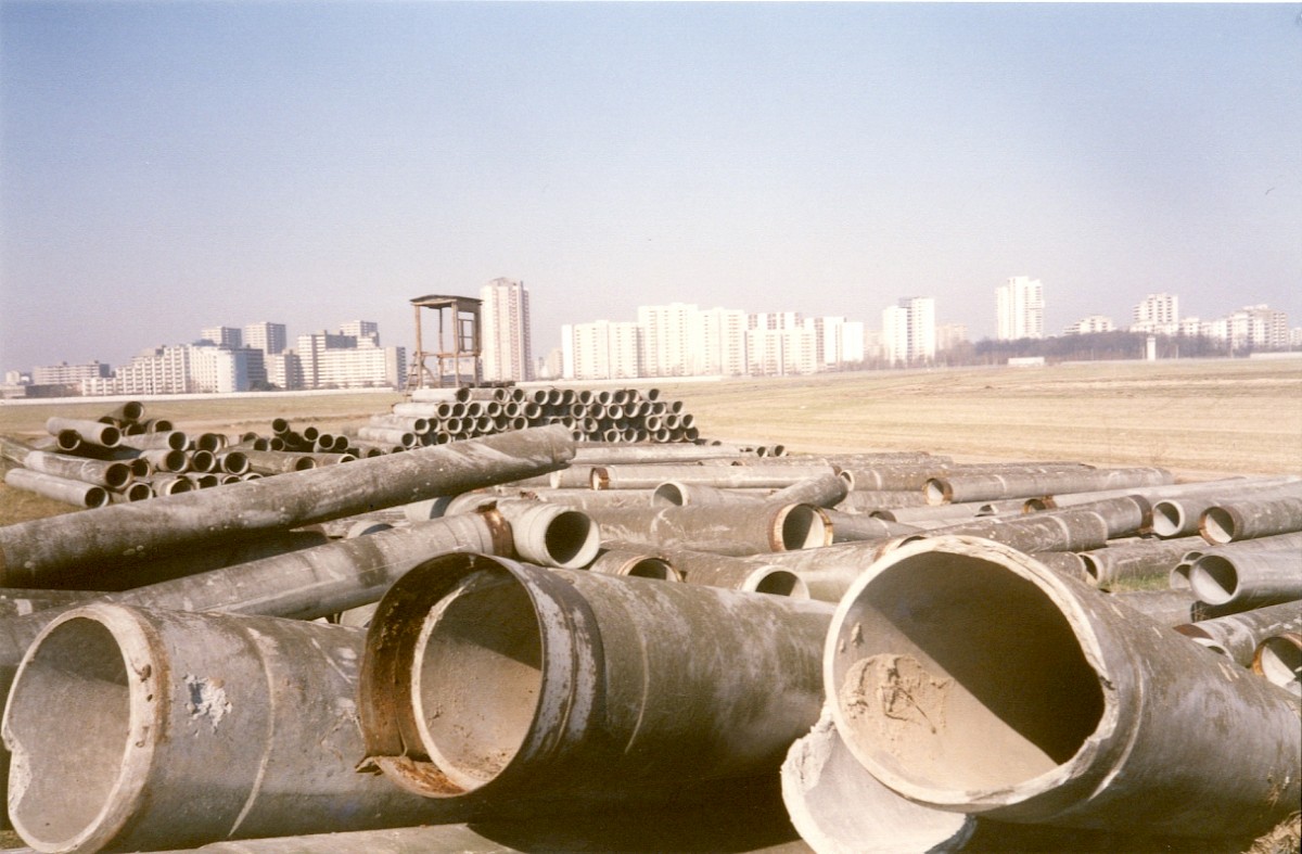 Berlin, 17. März 1990 – Lagerung von Resten von Rohrauflagen und Betonplatten auf einem Feld bei Groß-Ziethen (Fotograf: Monika Waack)
