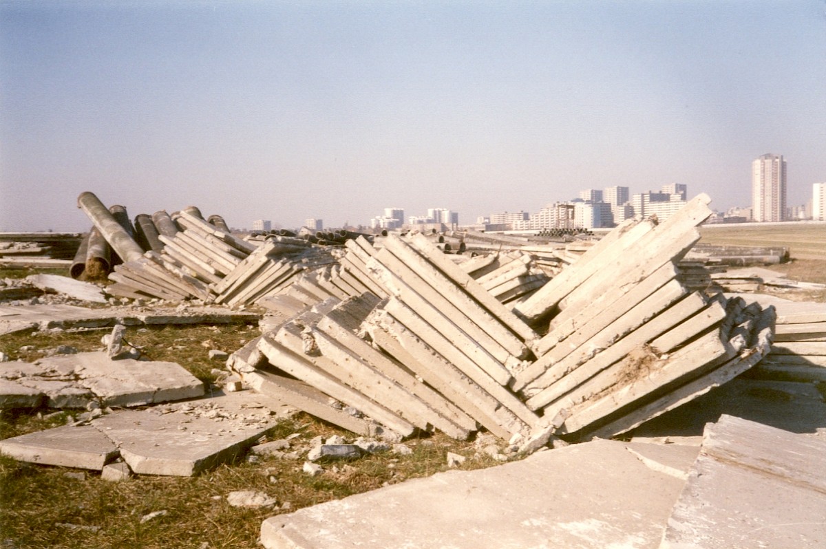 Berlin, 17. März 1990 – Lagerung von Resten von Rohrauflagen und Betonplatten der Grenzmauer auf einem Feld bei Groß-Ziethen (Fotograf: Monika Waack)
