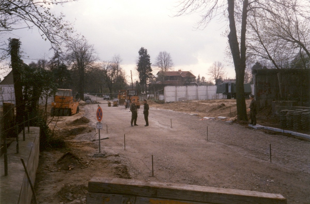 Berlin, 25. März 1990 – Bauarbeiten zur Wiederherstellung der Straßenverbindung zwischen Mahlow-Waldblick und Lichtenrade (Fotograf: Monika Waack)