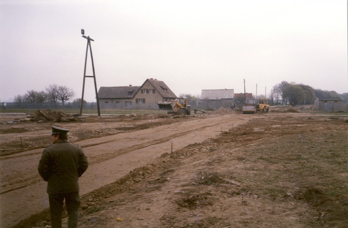 Berlin, 30. März 1990 – Wiederherstellung der Straßenverbindung zwischen Lichtenrade und Großziethen (Fotograf: Monika Waack)
