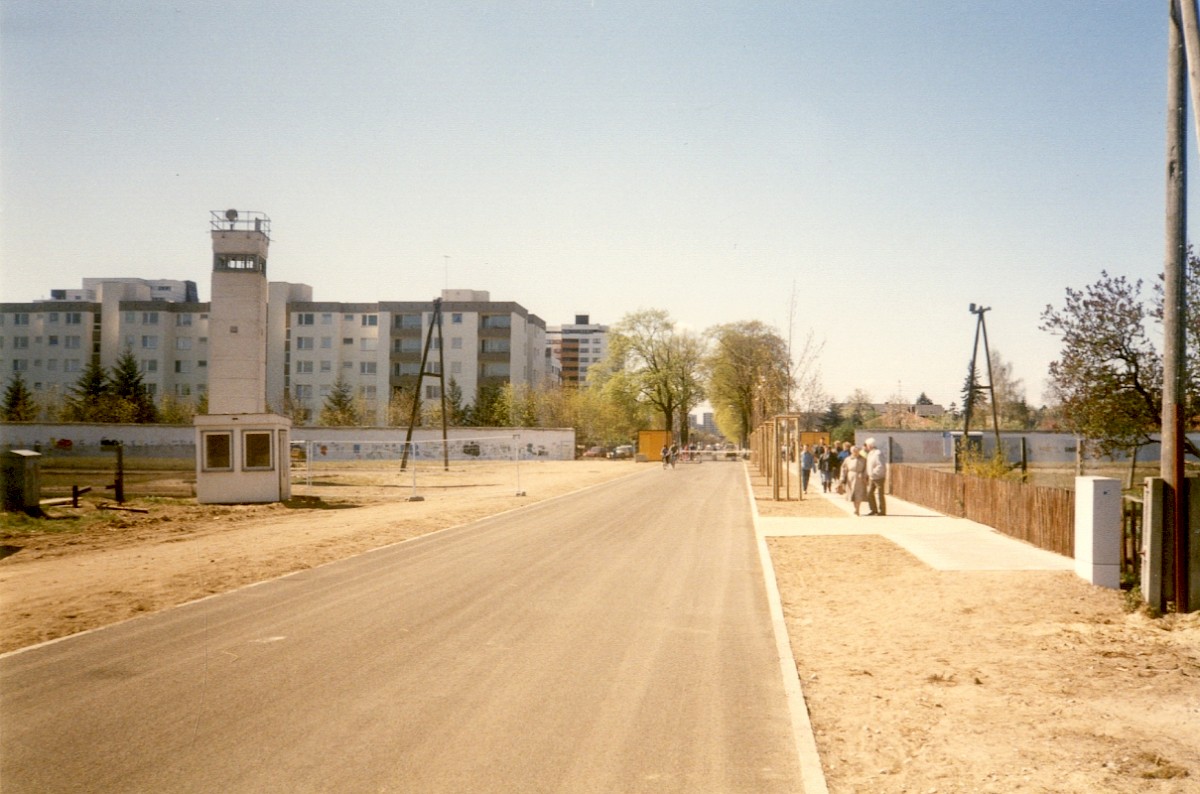 Berlin, 30. März 1990 – Provisorischer Grenzübergang Groß-Ziethener straße vor der offiziellen Eröffnung (Fotograf: Monika Waack)