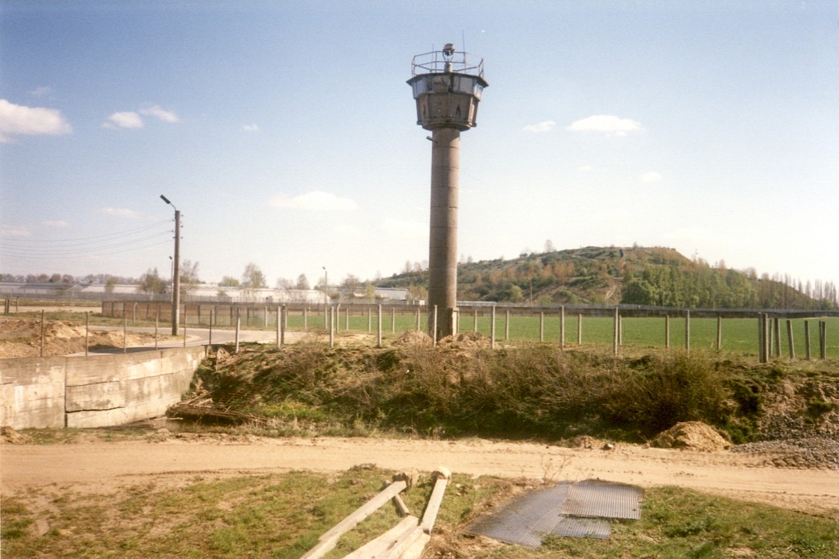 Berlin, April 1990 – Zum Teil abgeräumte Grenzanlagen am südwestlichen Rand von Rudow (Fotograf: Monika Waack)
