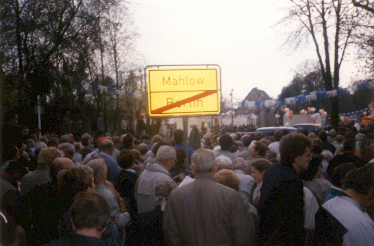 Berlin, 6. April 1990 – Eröffnung des provisorischen Grenzübergangs Arcostraße zwischen Mahlow und Lichtenrade (Fotograf: Monika Waack)