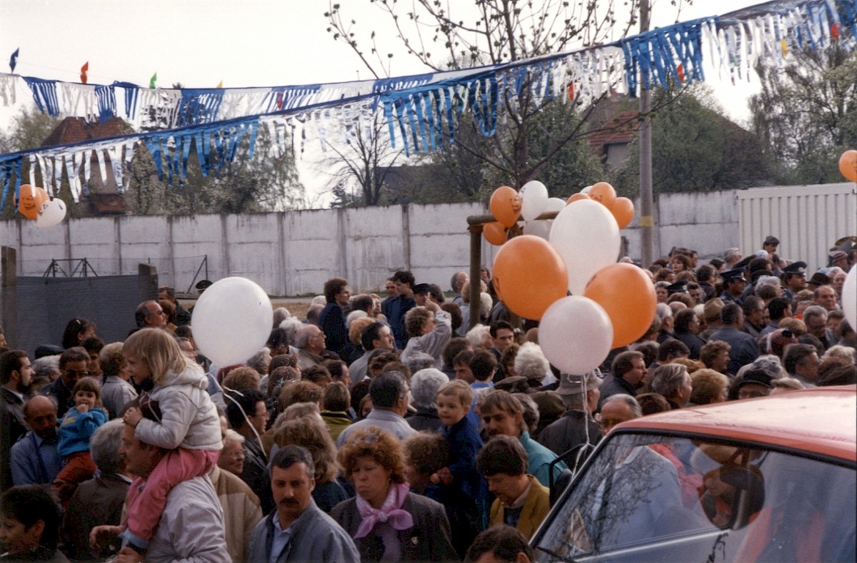 Berlin, 6. April 1990 – Menschenmenge im ehemaligen Grenzstreifen bei der Eröffnung des provisorischen Grenzübergangs Arcostraße zwischen Mahlow und Lichtenrade (Fotograf: Monika Waack)