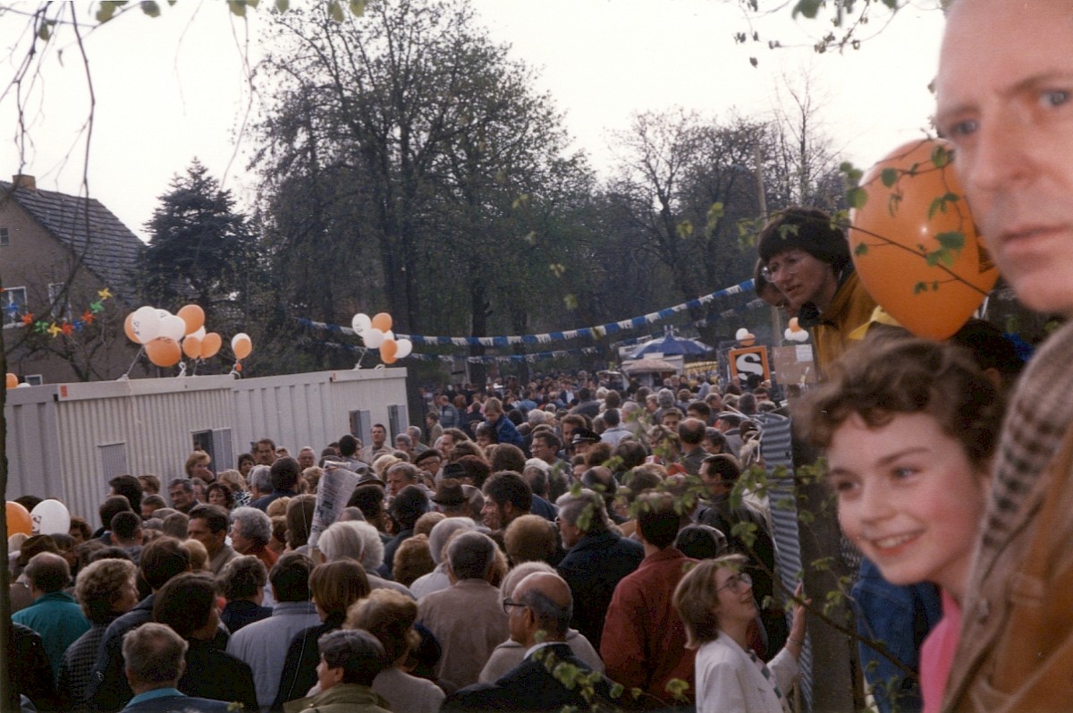 Berlin, 6. April 1990 – Menschenmenge drängt sich bei der Eröffnung des provisorischen Grenzübergang am Ortseingang nach Mahlow-Waldblick (Fotograf: Monika Waack)