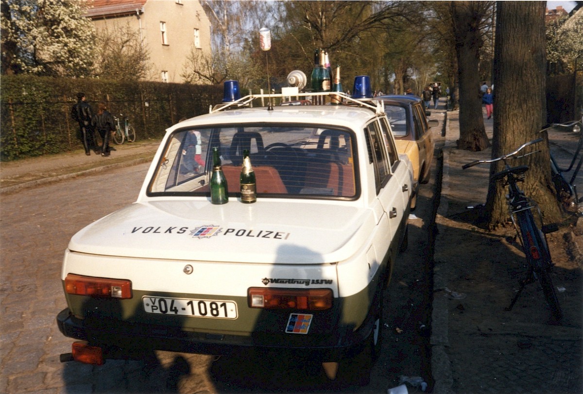 Berlin, 6. April 1990 – Sektflaschen auf einem Dienstfahrzeug der Volkspolizei (Fotograf: Monika Waack)