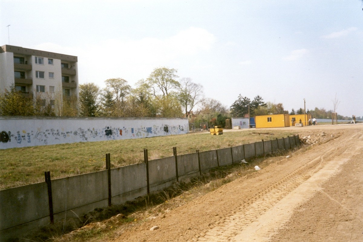 Berlin, April 1990 – Sperrgraben im Grenzstreifen am Grenzübergang Groß-Ziethener straße (Fotograf: Monika Waack)