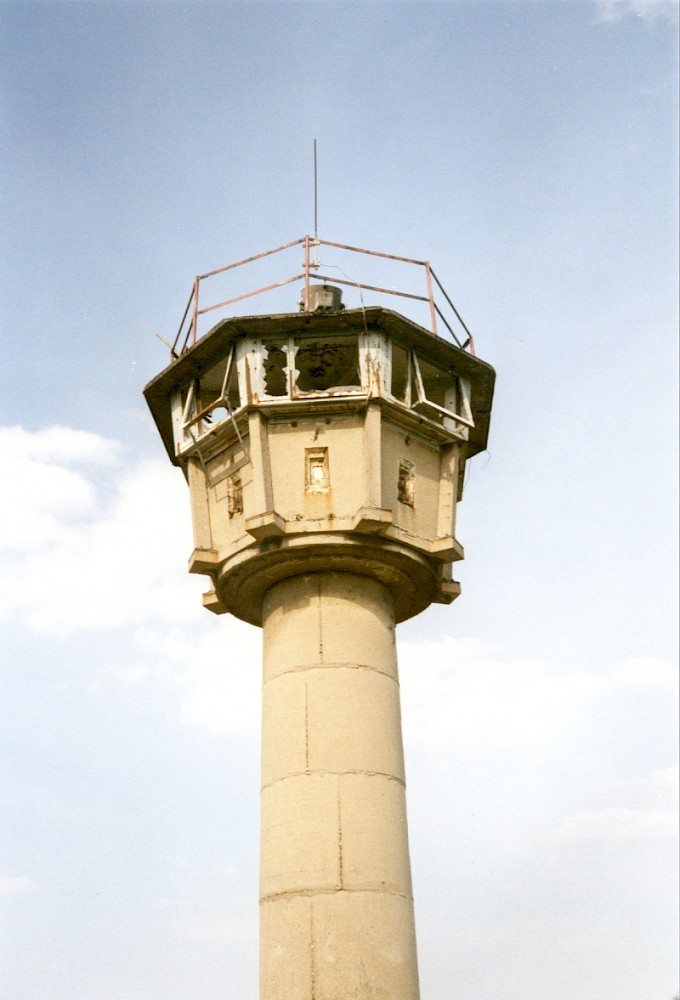 Berlin, April 1990 – Wachturm mit eingeschlagenen Scheiben im Mauerstreifen südöstlich vopn Lichtenrade (Fotograf: Monika Waack)