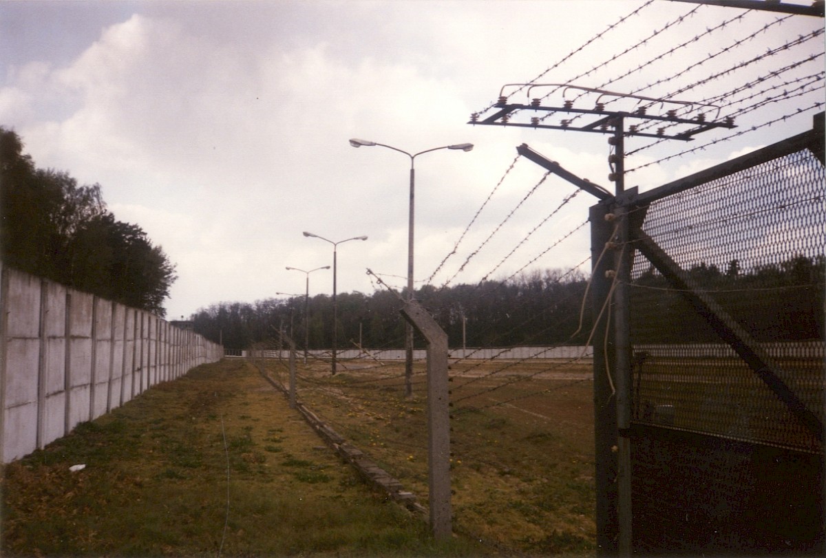 Berlin, April 1990 – Hinterlandmauer und Signalzaun bei Mahlow (Fotograf: Monika Waack)