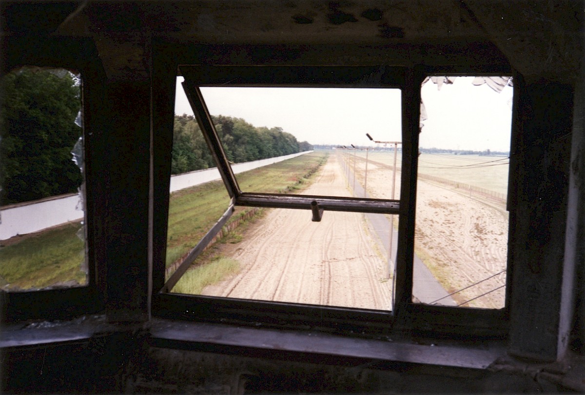 Berlin, April 1990 – Blick aus einem Wachturm BT-11 in Richtung Groß-Ziethener-straße (Fotograf: Monika Waack)