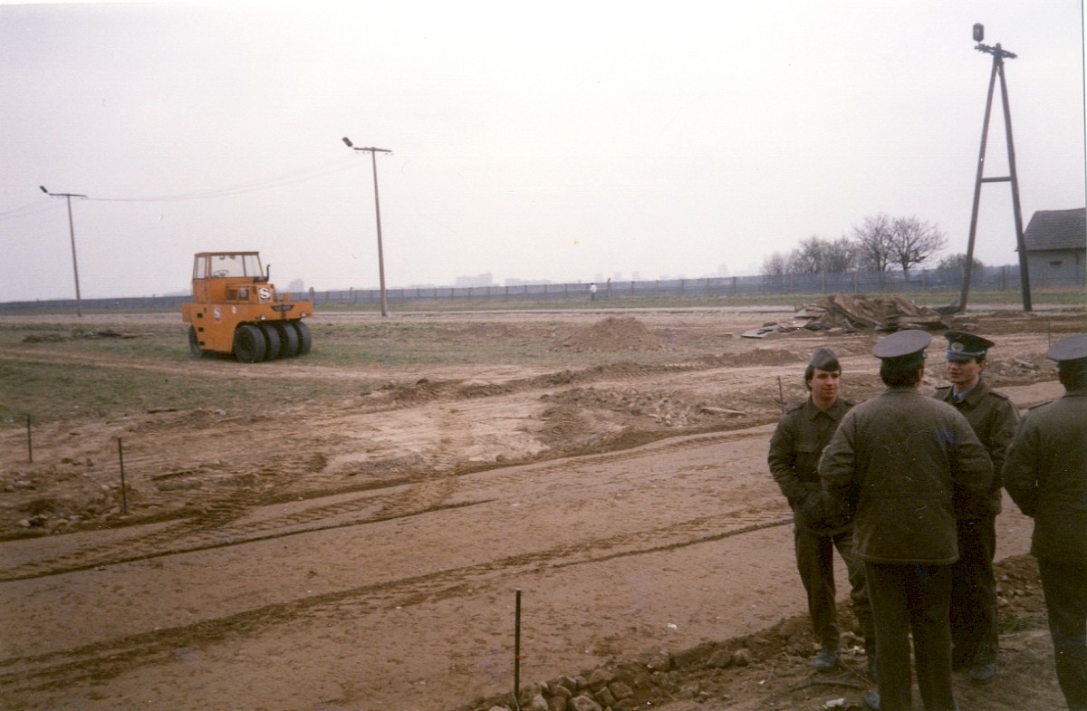 Berlin, 30. März 1990 – Bauerarbeiten zur Wiederherstellung der Straßenverbindung zwischen Lichtenrade und Großziethen (Fotograf: Monika Waack)