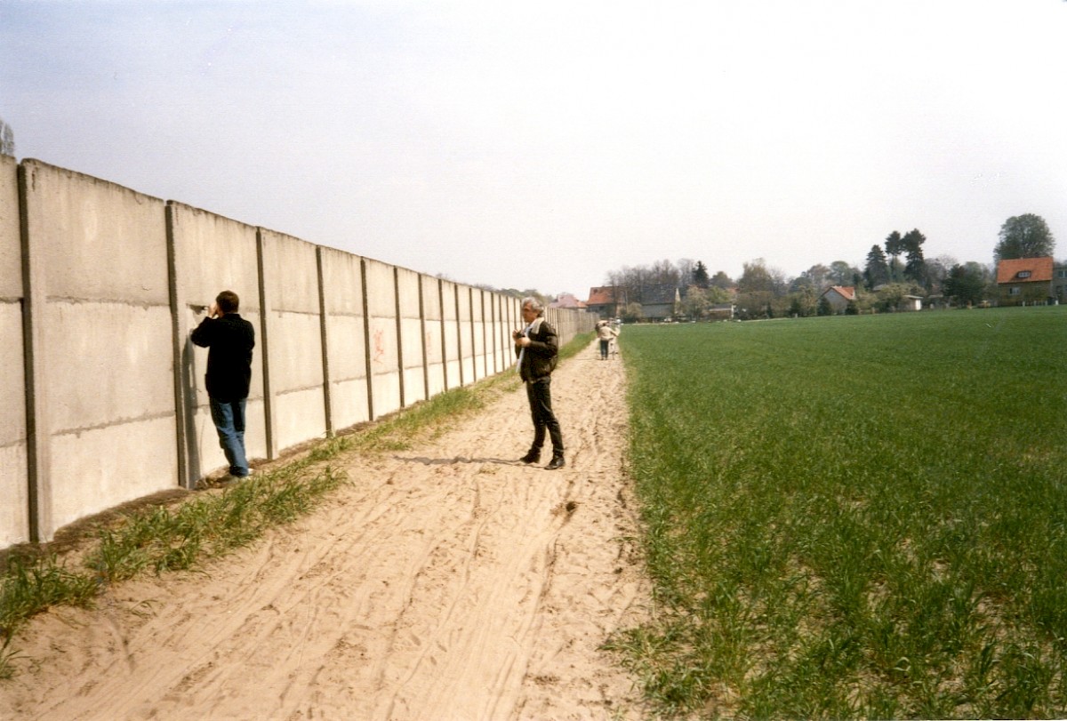 Berlin, 13. April 1990 – Mauerbesucher filmen an der Hinterlandmauer westlich von Mahlow-Waldblick (Fotograf: Monika Waack)