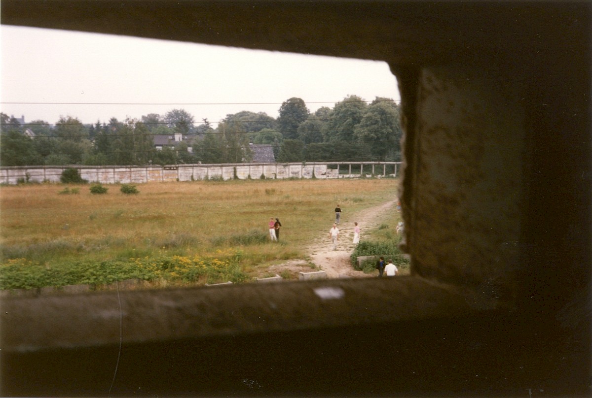 Berlin, 30. Juni 1990 – Blick aus einer Schießscharte einer Führungsstelle in den Grenzstreifen zwischen Lichtenrade und Mahlow-Waldblick (Fotograf: Monika Waack)