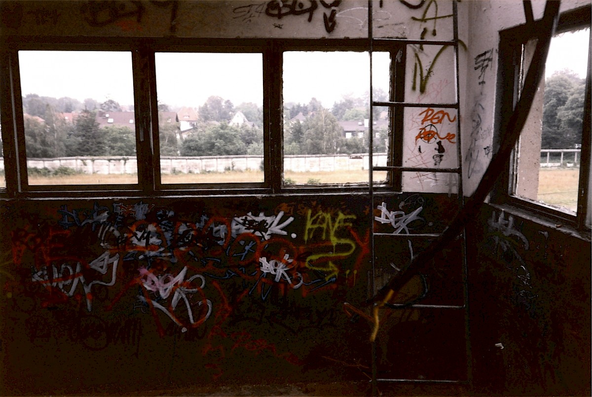 Berlin, 30. Juni 1990 – Innenraum der Kommandozentrale einer Führungsstelle im Grenzstreifen zwischen Lichtenrade und Mahlow-Waldblick (Fotograf: Monika Waack)