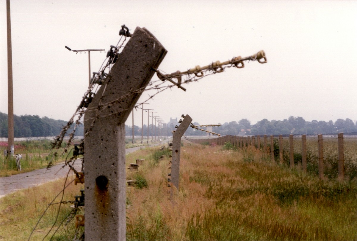 Berlin, 30. Juni 1990 – Signalzaun und Grenzanlagen zwischen Lichtenrade und Mahlow-Waldblick (Fotograf: Monika Waack)