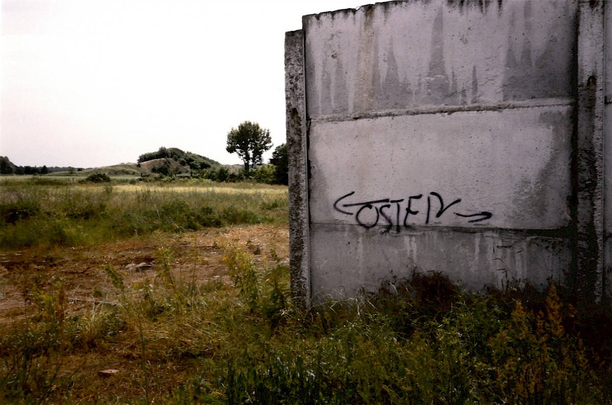 Berlin, Juni 1990 – Offene Hinterlandmauer im Grenzstreifen bei Großziethen (Fotograf: Monika Waack)