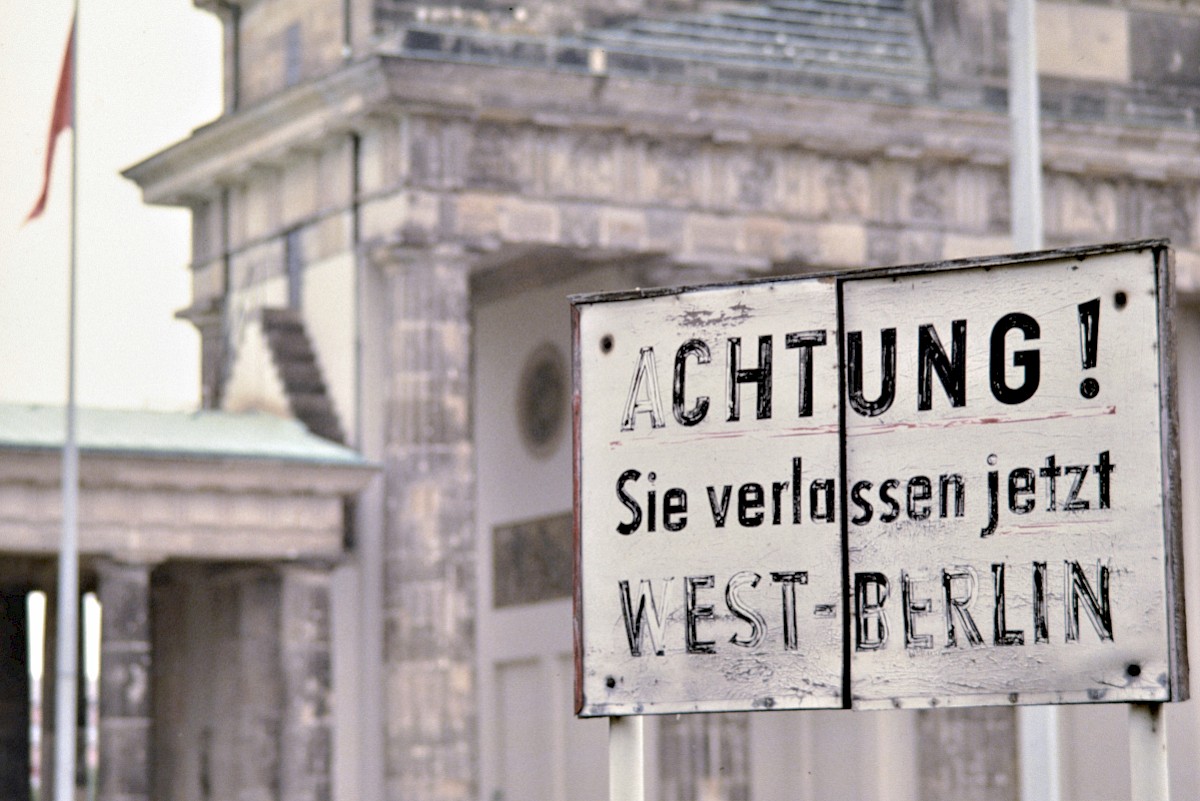 Berlin, ca. 1986 – Warnschild vor dem Brandenburger Tor (Fotograf: Detlef Gallinge)
