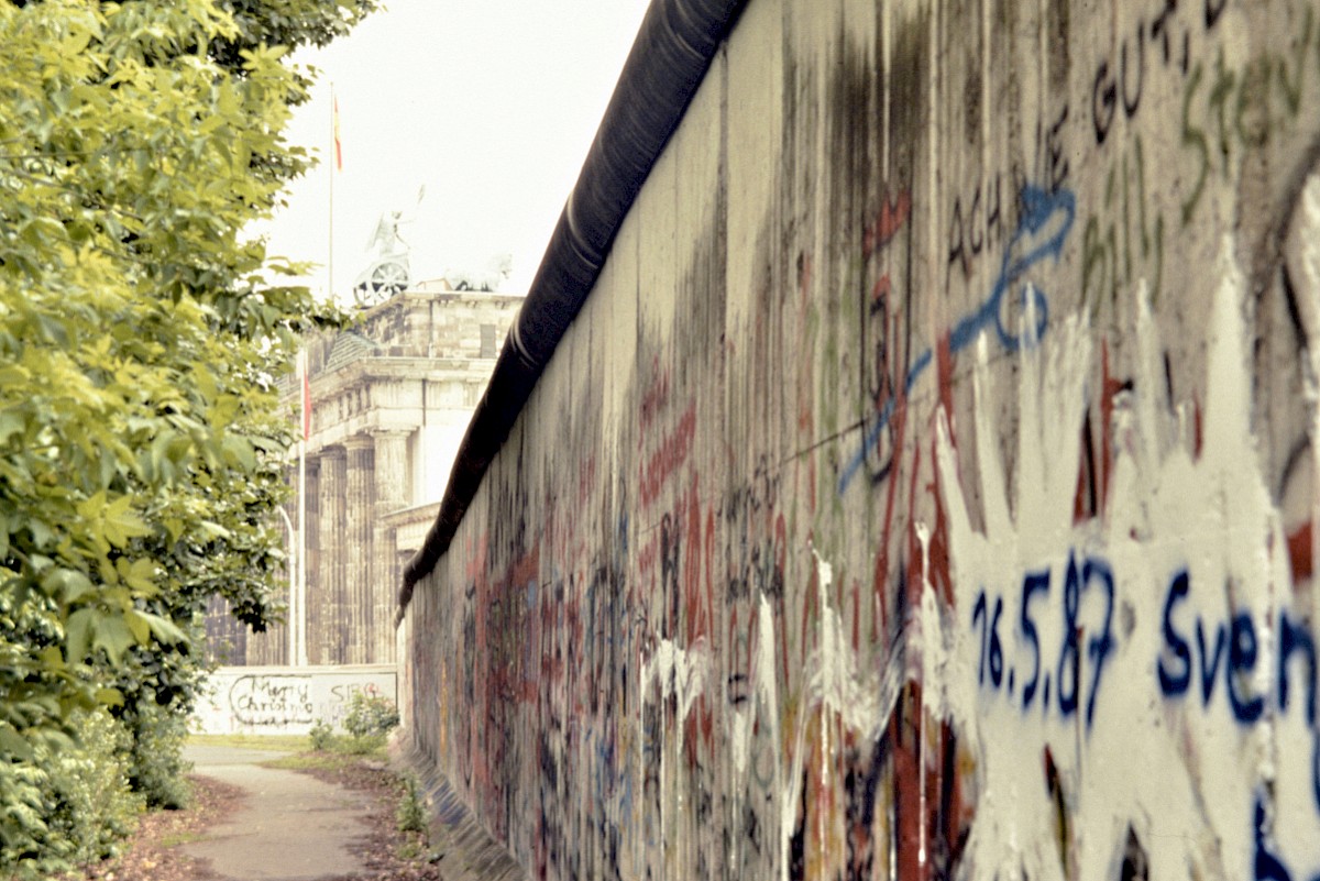 Berlin, 1989 – Grenzmauer 75 südlich vom Brandenburger Tor (Fotograf: Detlef Gallinge)