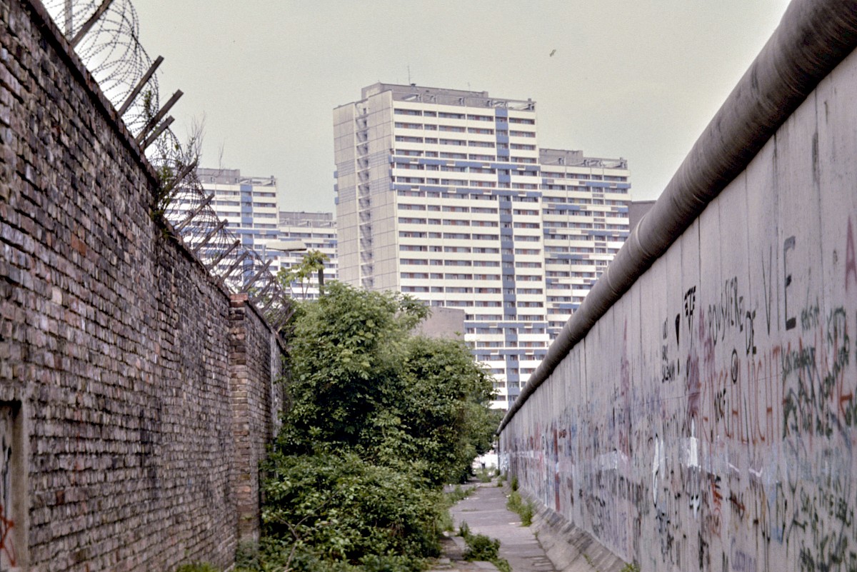 Berlin, 1989 – Enge Gasse zwischen Grenzmauer 75 und einer Backsteinmauer an der Stallschreiberstraße (Fotograf: Detlef Gallinge)