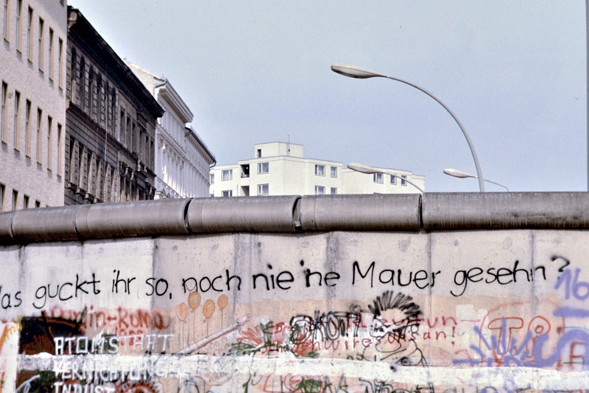 Berlin, 1989 – Bogen der Grenzmauer 75 an der Luckauer Straße (Fotograf: Detlef Gallinge)
