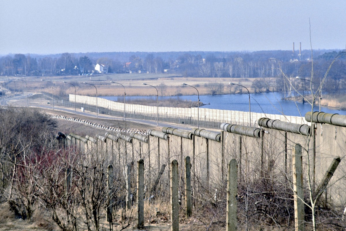 Berlin, 1989 – Betonplattenmauer und Grenzstreifen am Köppchensee (Fotograf: Detlef Gallinge)
