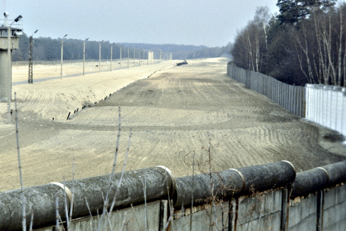 Berlin, 1989 – Betonplattenmauer und Grenzstreifen an der Oranienburger Chaussee (Fotograf: Detlef Gallinge)